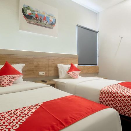 Oyo 3159 Festive Inn Medan Exterior photo
